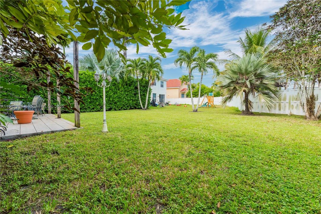 合同活跃: $689,000 (4 贝兹, 4 浴室, 2707 平方英尺)