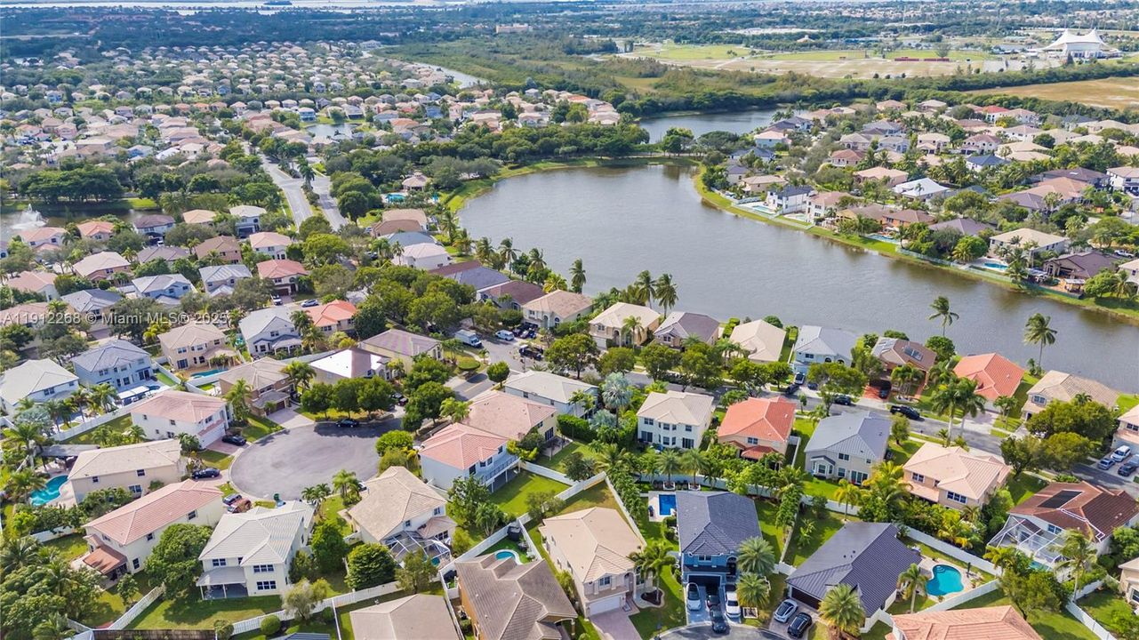 合同活跃: $689,000 (4 贝兹, 4 浴室, 2707 平方英尺)