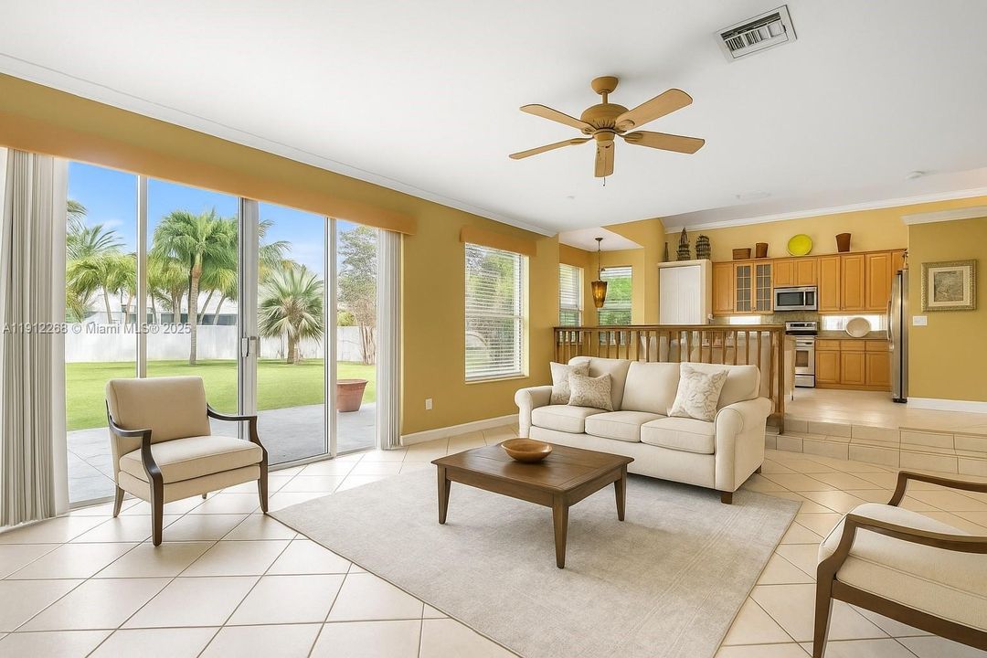 合同活跃: $689,000 (4 贝兹, 4 浴室, 2707 平方英尺)