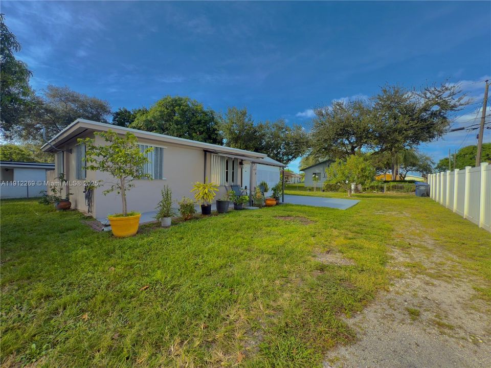 For Sale: $410,000 (2 beds, 1 baths, 936 Square Feet)