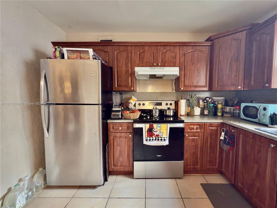 For Sale: $410,000 (2 beds, 1 baths, 936 Square Feet)