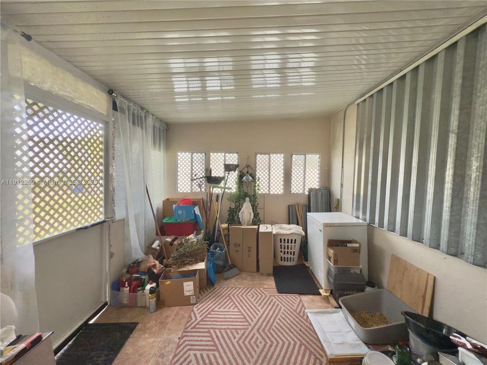 For Sale: $410,000 (2 beds, 1 baths, 936 Square Feet)