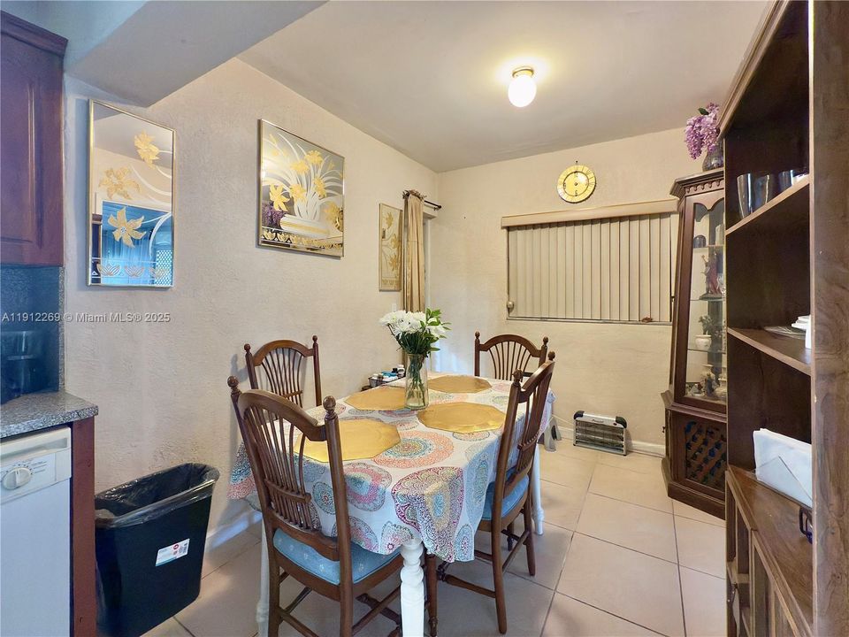 For Sale: $410,000 (2 beds, 1 baths, 936 Square Feet)