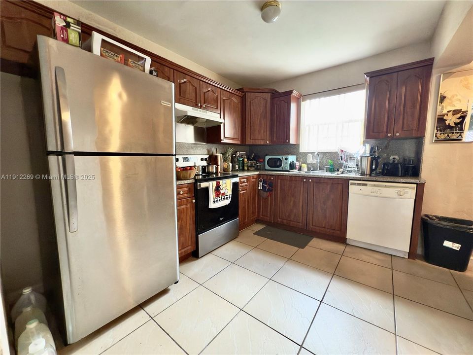 For Sale: $410,000 (2 beds, 1 baths, 936 Square Feet)