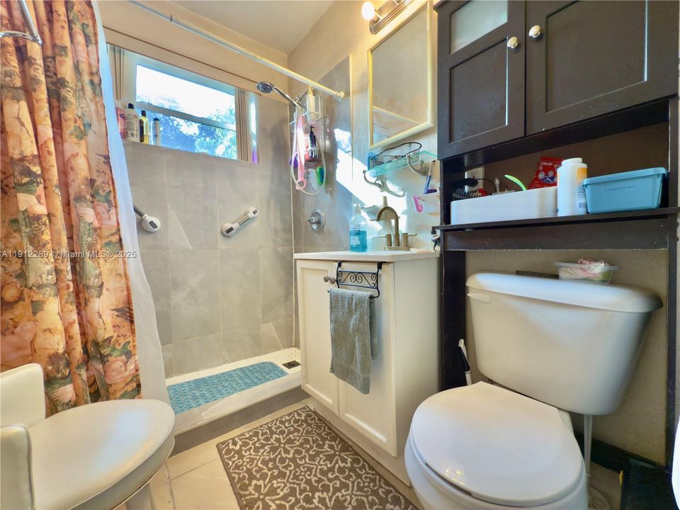 For Sale: $410,000 (2 beds, 1 baths, 936 Square Feet)