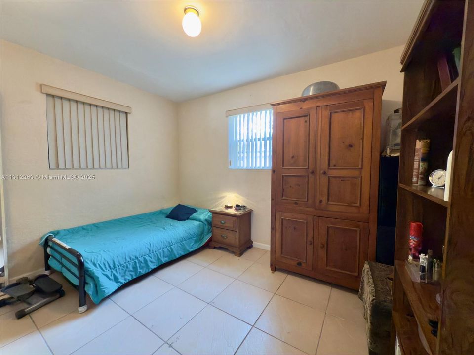 For Sale: $410,000 (2 beds, 1 baths, 936 Square Feet)