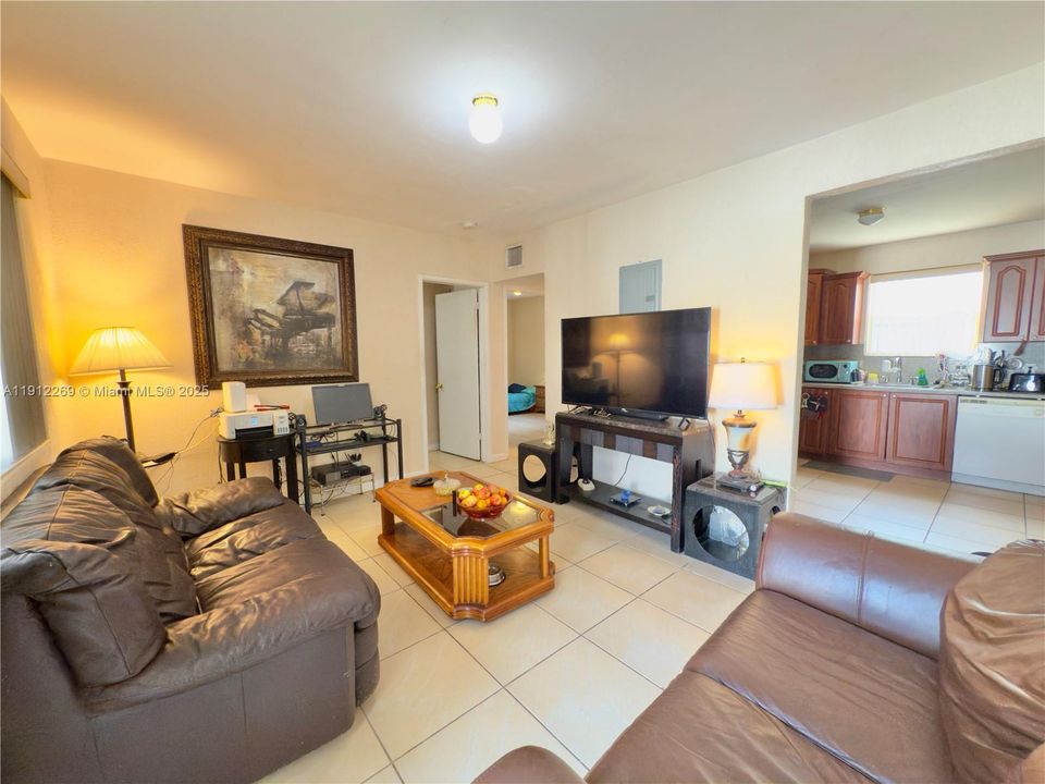 For Sale: $410,000 (2 beds, 1 baths, 936 Square Feet)