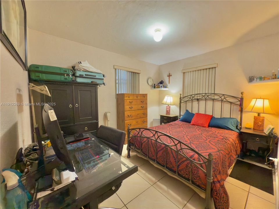 For Sale: $410,000 (2 beds, 1 baths, 936 Square Feet)