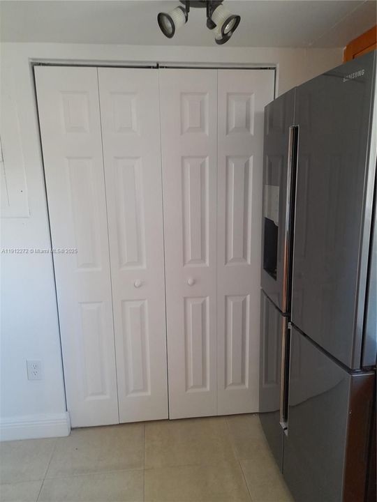 Active With Contract: $3,000 (4 beds, 2 baths, 1490 Square Feet)