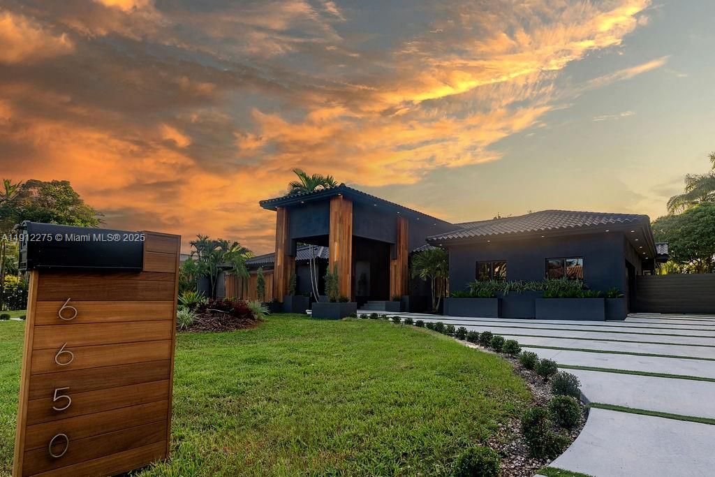 На продажу: $2,600,000 (4 спален, 4 ванн, 3991 Квадратных фут)