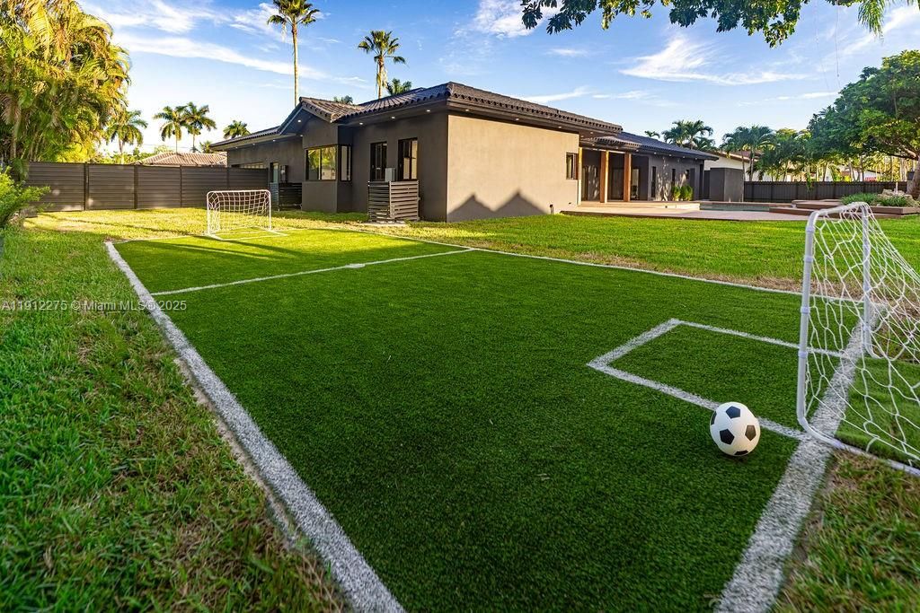 На продажу: $2,600,000 (4 спален, 4 ванн, 3991 Квадратных фут)