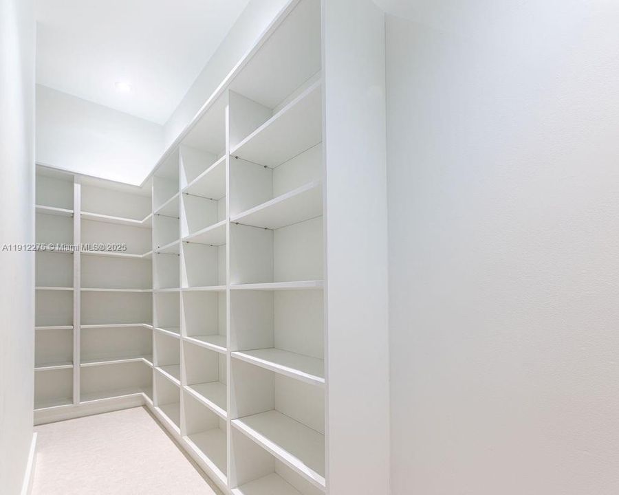 На продажу: $2,600,000 (4 спален, 4 ванн, 3991 Квадратных фут)