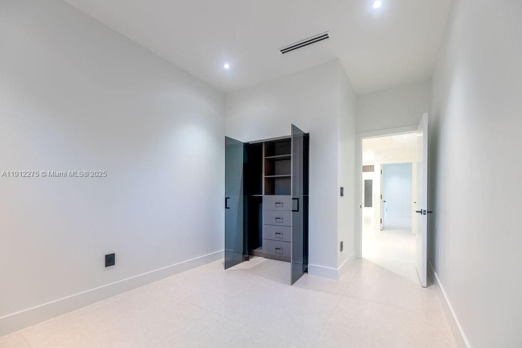 На продажу: $2,600,000 (4 спален, 4 ванн, 3991 Квадратных фут)