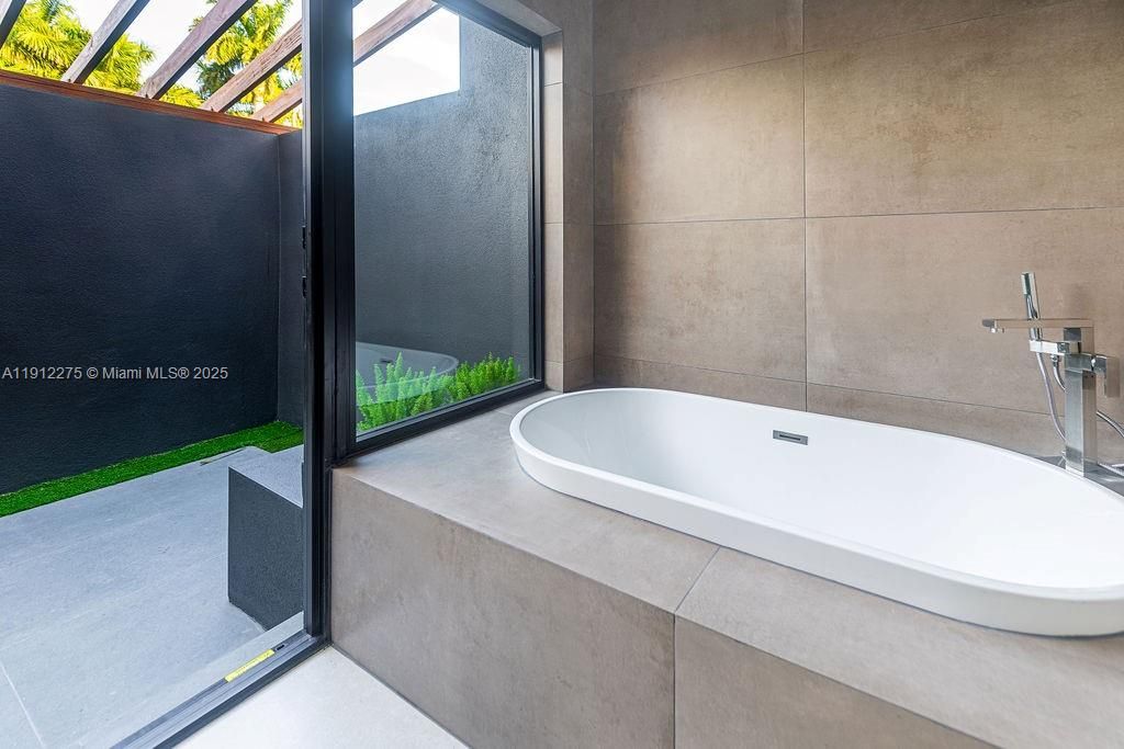 На продажу: $2,600,000 (4 спален, 4 ванн, 3991 Квадратных фут)