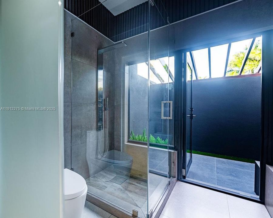 На продажу: $2,600,000 (4 спален, 4 ванн, 3991 Квадратных фут)