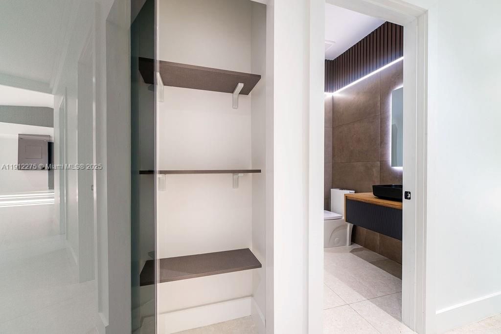 На продажу: $2,600,000 (4 спален, 4 ванн, 3991 Квадратных фут)