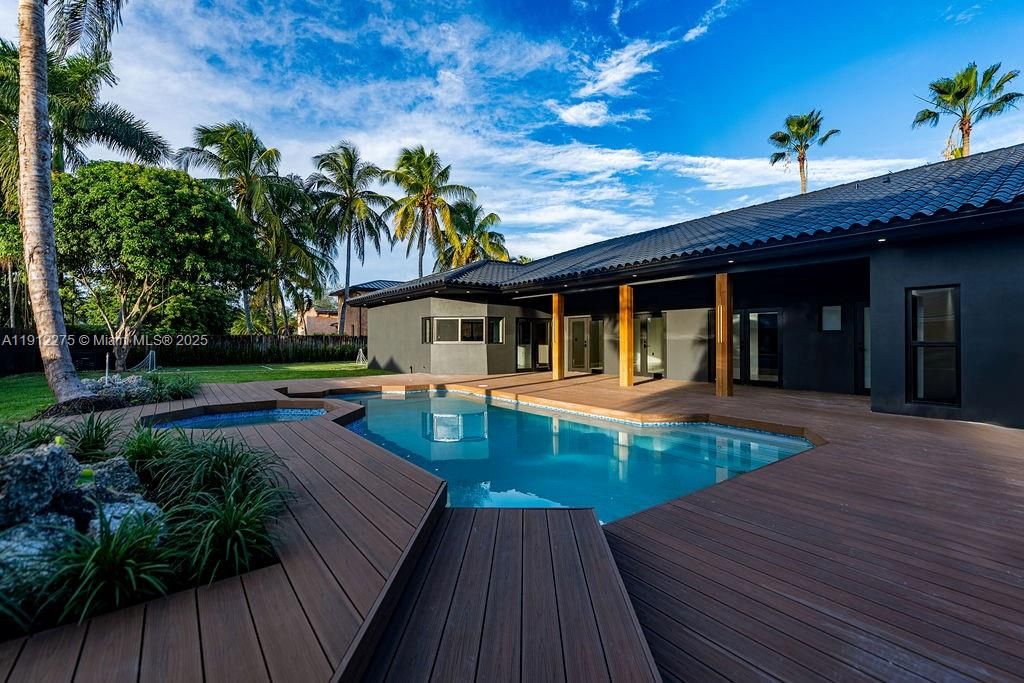 На продажу: $2,600,000 (4 спален, 4 ванн, 3991 Квадратных фут)