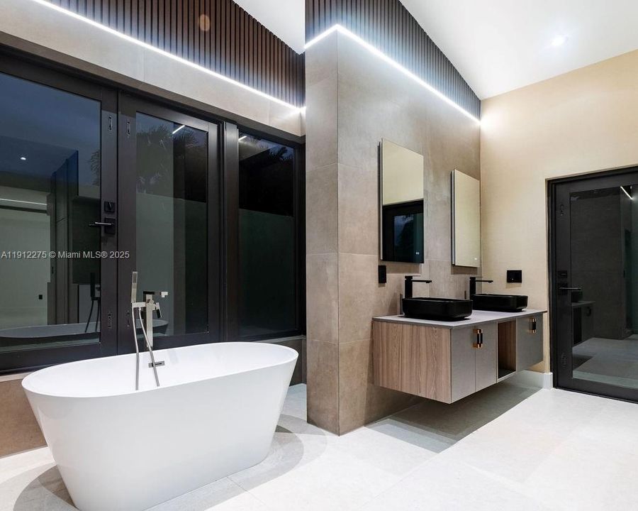 На продажу: $2,600,000 (4 спален, 4 ванн, 3991 Квадратных фут)