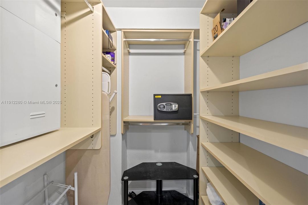 Active With Contract: $459,000 (0 beds, 1 baths, 481 Square Feet)