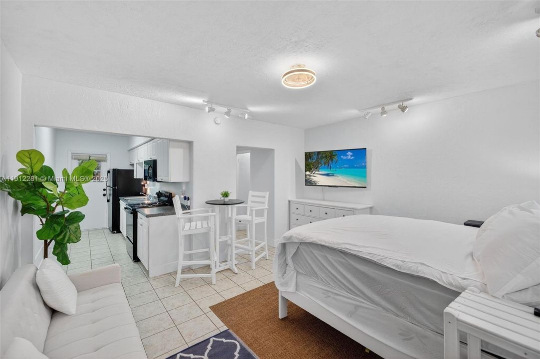 Active With Contract: $1,500 (0 beds, 1 baths, 352 Square Feet)