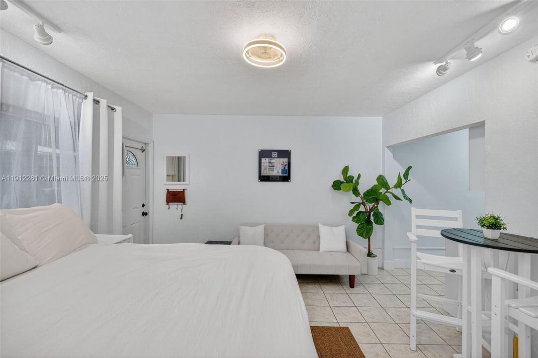 Active With Contract: $1,500 (0 beds, 1 baths, 352 Square Feet)