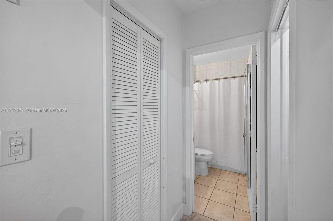 Active With Contract: $1,500 (0 beds, 1 baths, 352 Square Feet)