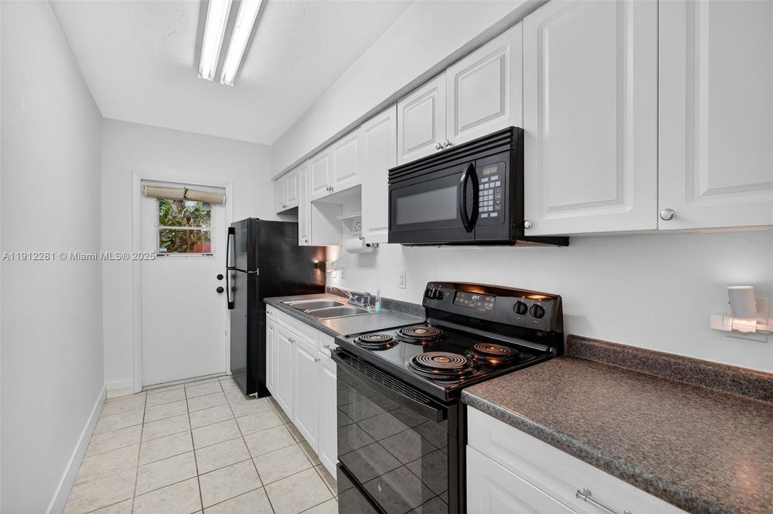 Active With Contract: $1,500 (0 beds, 1 baths, 352 Square Feet)