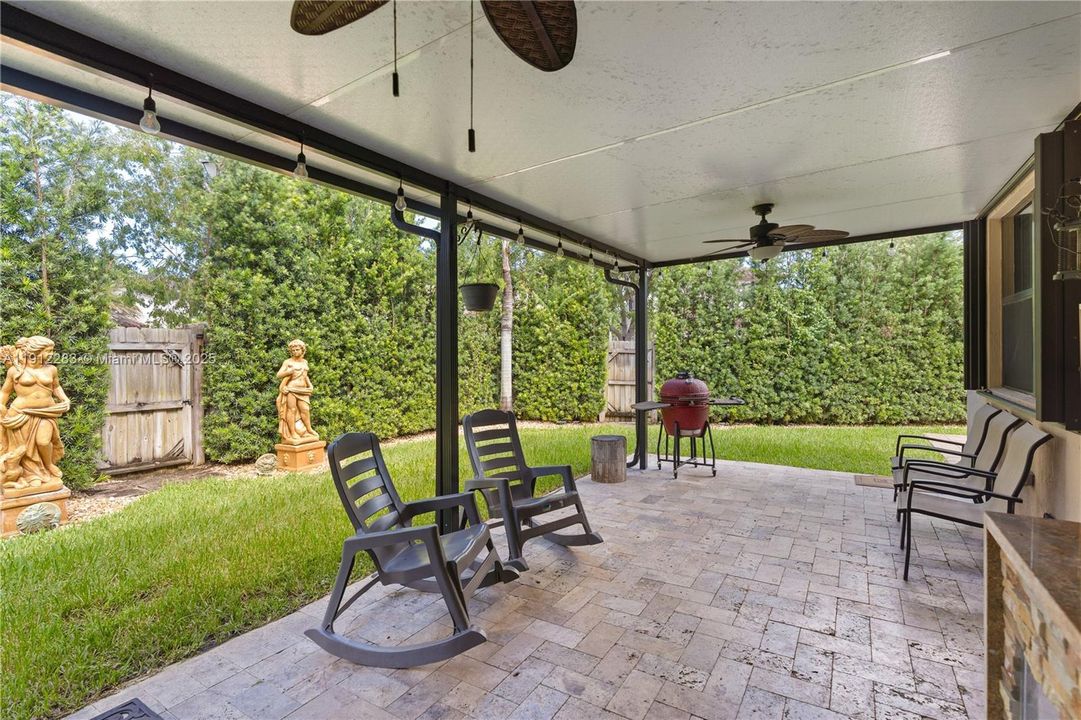 Под контрактом: $700,000 (5 спален, 3 ванн, 3320 Квадратных фут)