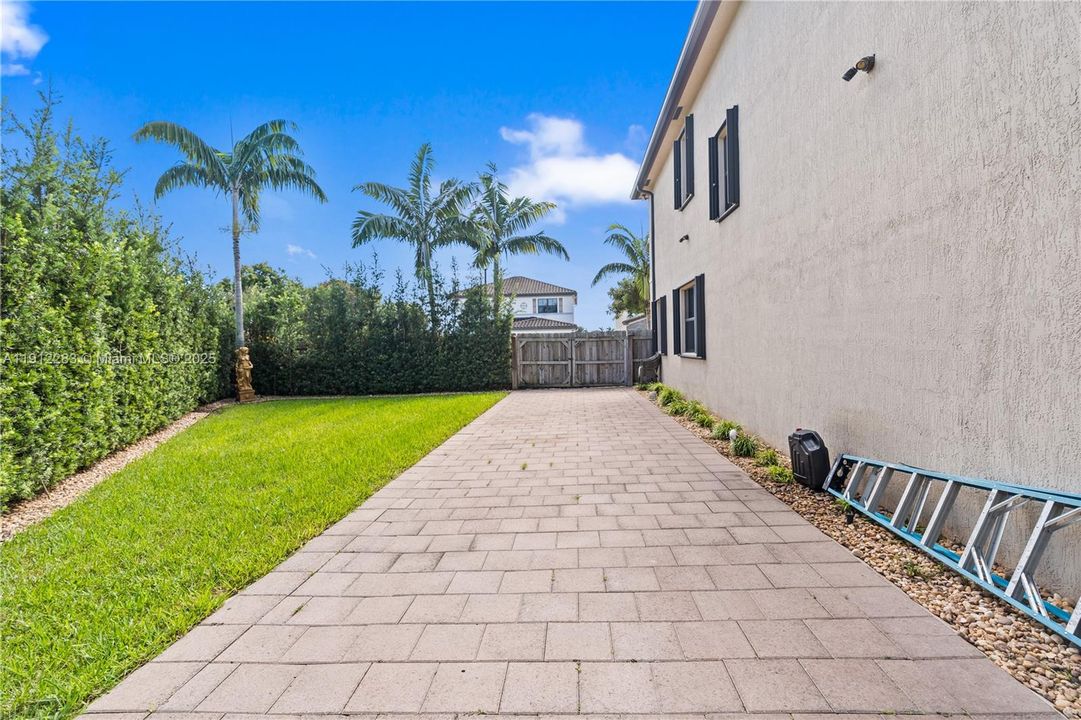 Под контрактом: $700,000 (5 спален, 3 ванн, 3320 Квадратных фут)