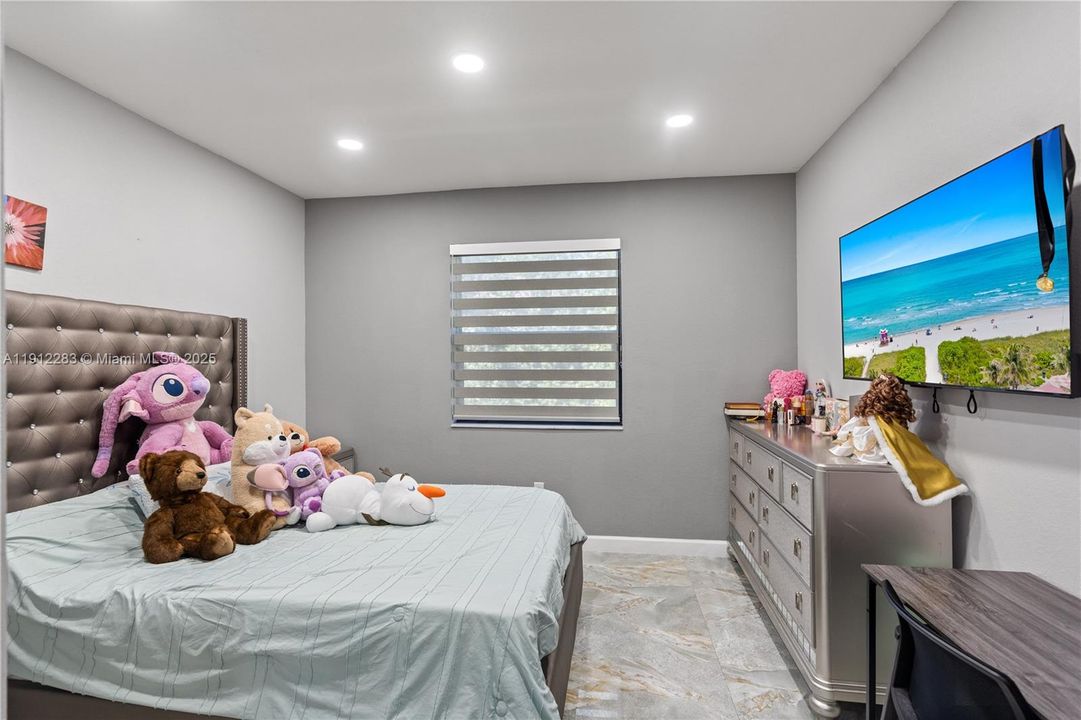 Под контрактом: $700,000 (5 спален, 3 ванн, 3320 Квадратных фут)