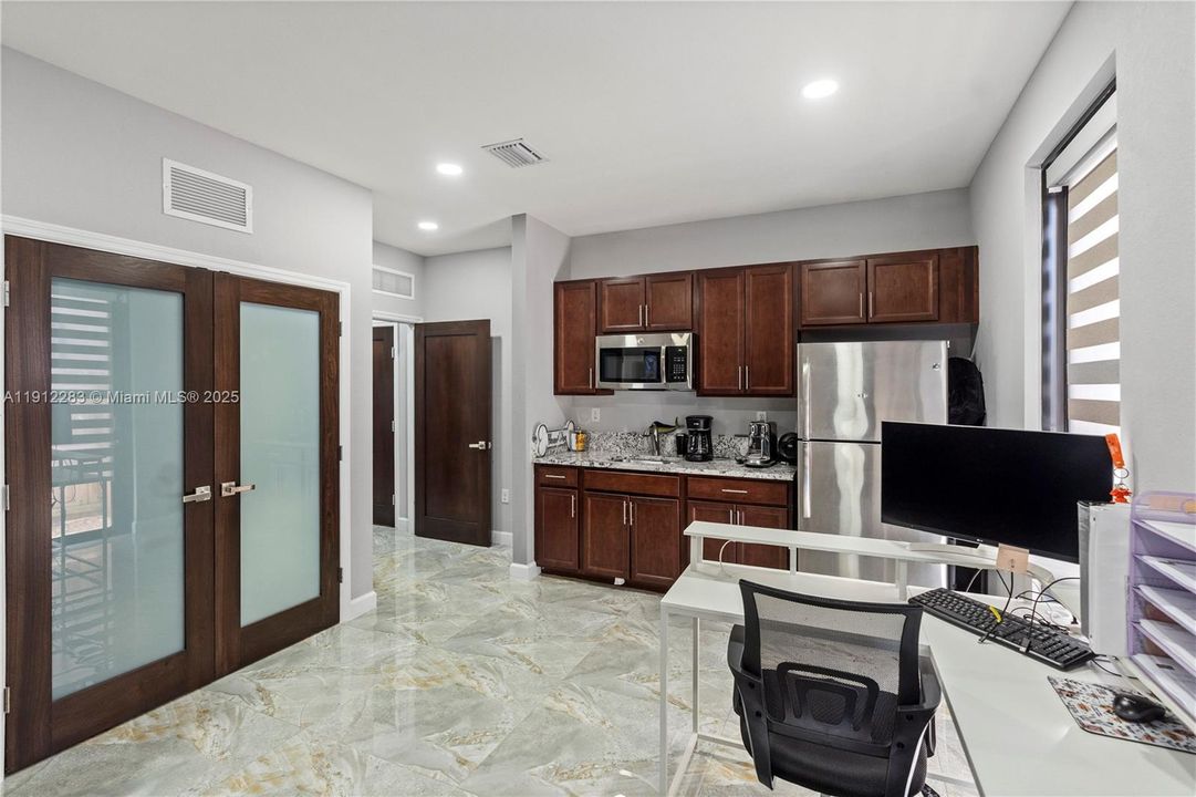 Под контрактом: $700,000 (5 спален, 3 ванн, 3320 Квадратных фут)