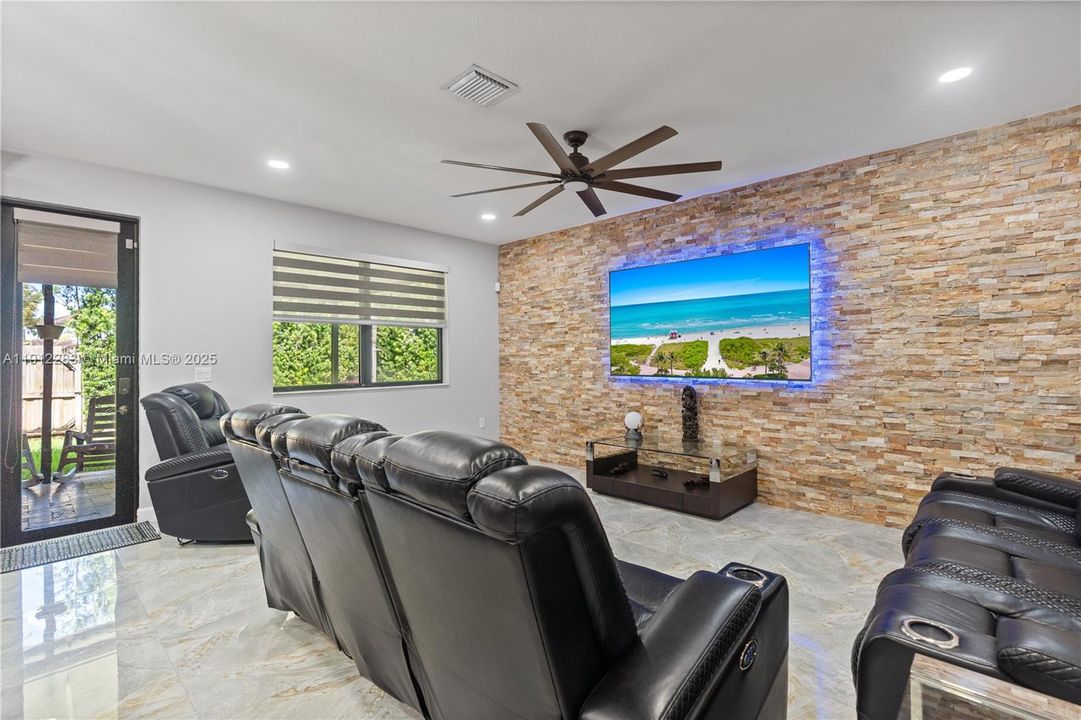 Под контрактом: $700,000 (5 спален, 3 ванн, 3320 Квадратных фут)