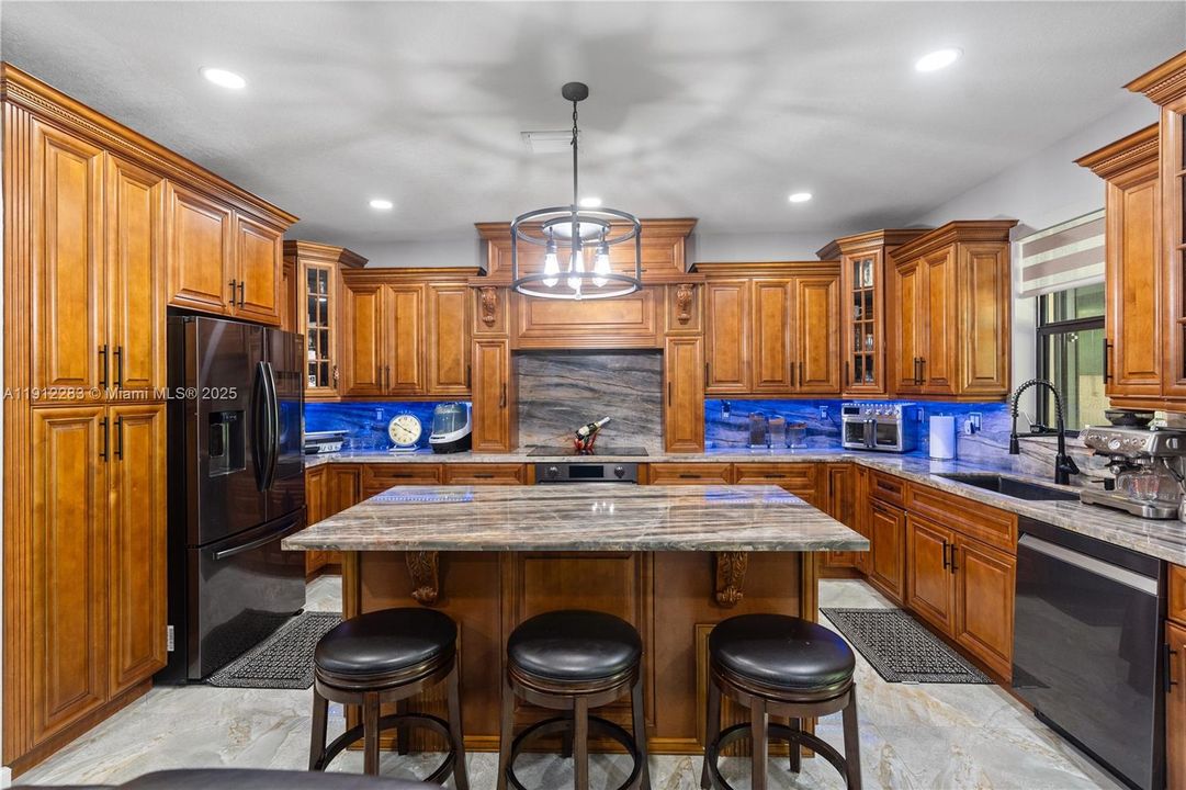 Под контрактом: $700,000 (5 спален, 3 ванн, 3320 Квадратных фут)