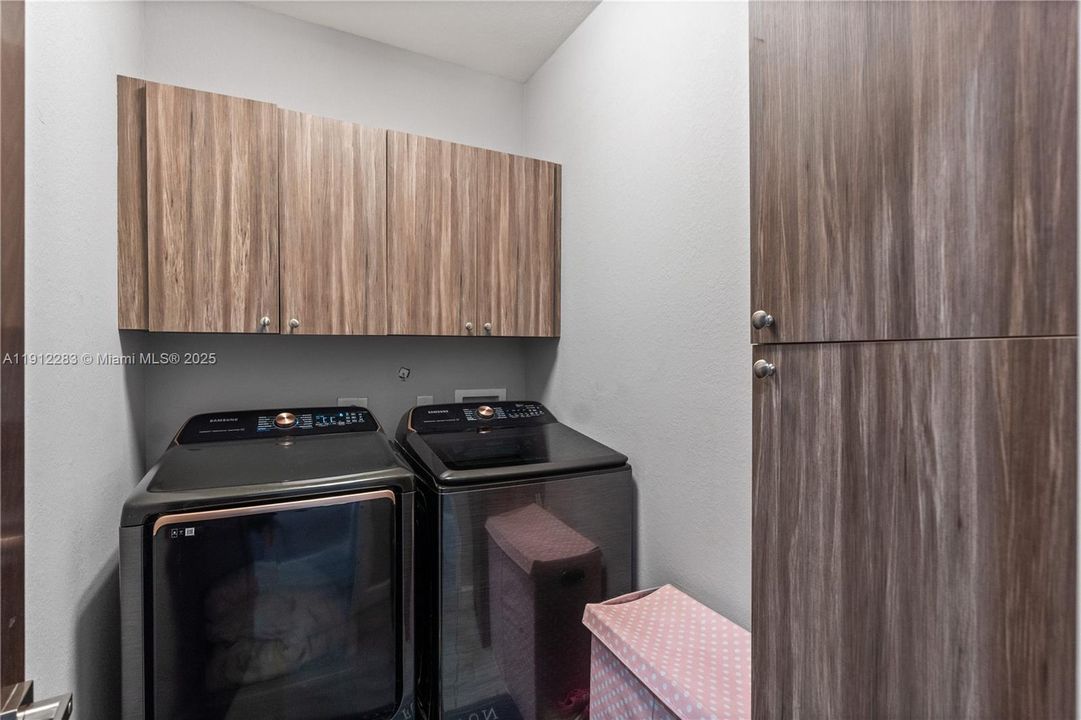 Под контрактом: $700,000 (5 спален, 3 ванн, 3320 Квадратных фут)