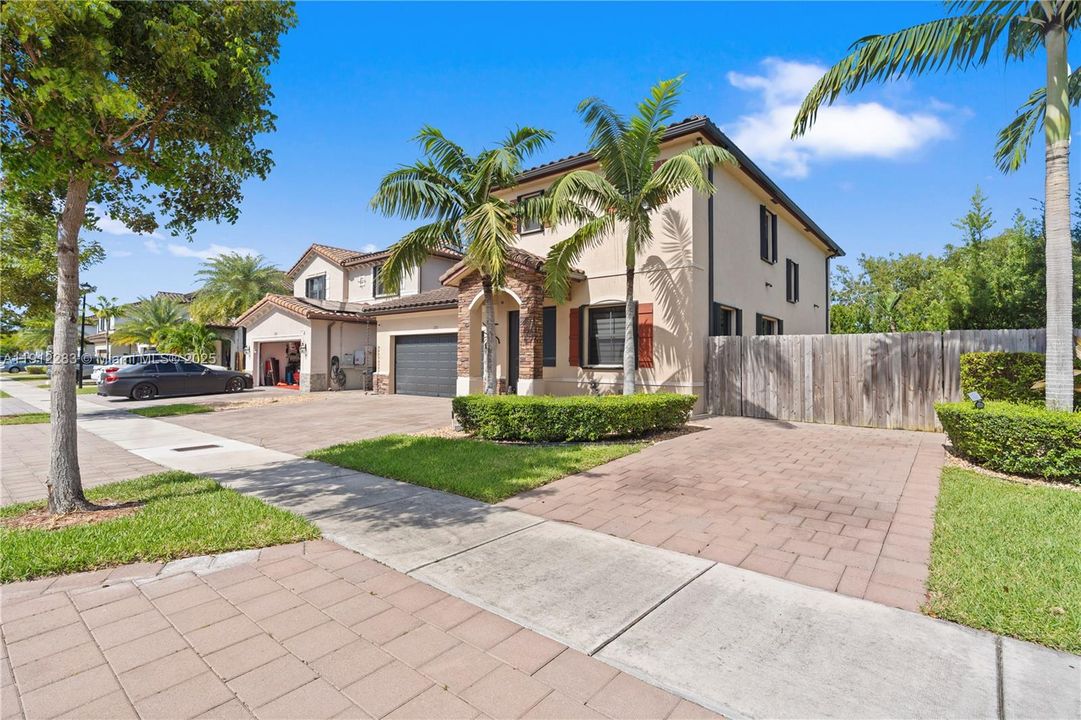 Под контрактом: $700,000 (5 спален, 3 ванн, 3320 Квадратных фут)