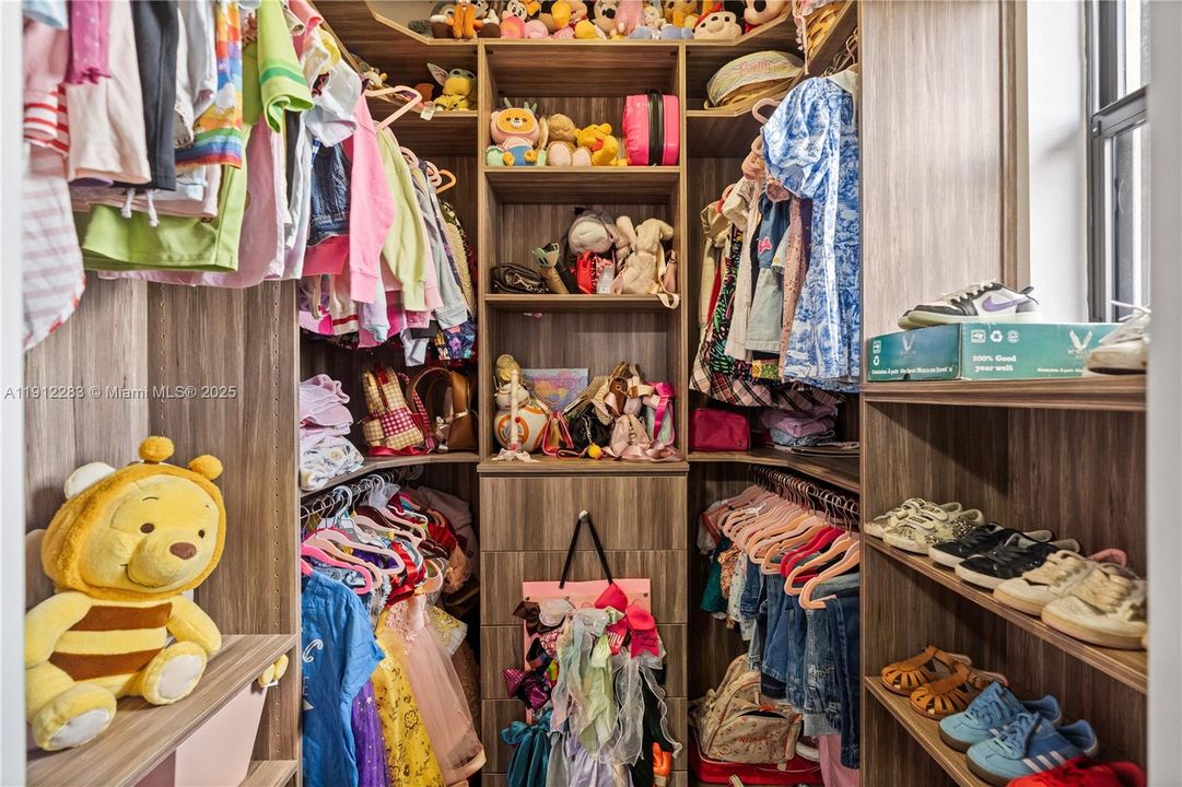 Под контрактом: $700,000 (5 спален, 3 ванн, 3320 Квадратных фут)