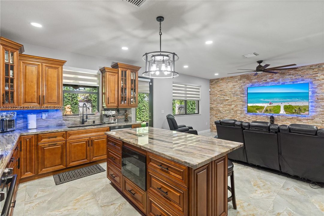 Под контрактом: $700,000 (5 спален, 3 ванн, 3320 Квадратных фут)