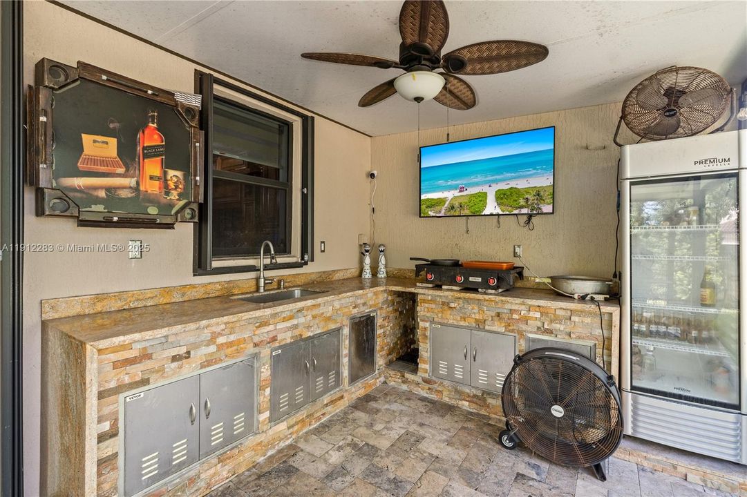 Под контрактом: $700,000 (5 спален, 3 ванн, 3320 Квадратных фут)