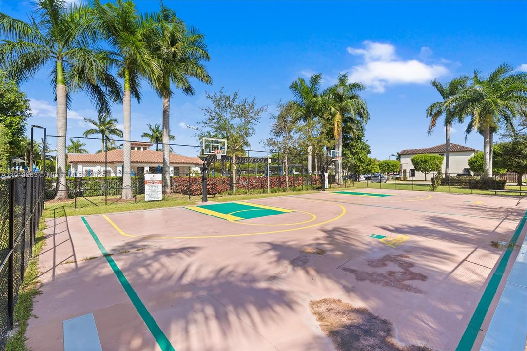 Под контрактом: $700,000 (5 спален, 3 ванн, 3320 Квадратных фут)