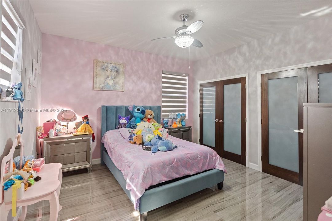 Под контрактом: $700,000 (5 спален, 3 ванн, 3320 Квадратных фут)