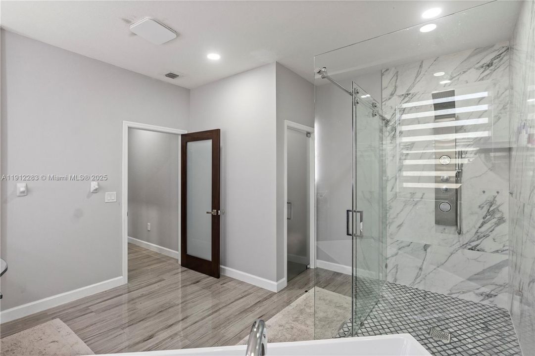 Под контрактом: $700,000 (5 спален, 3 ванн, 3320 Квадратных фут)