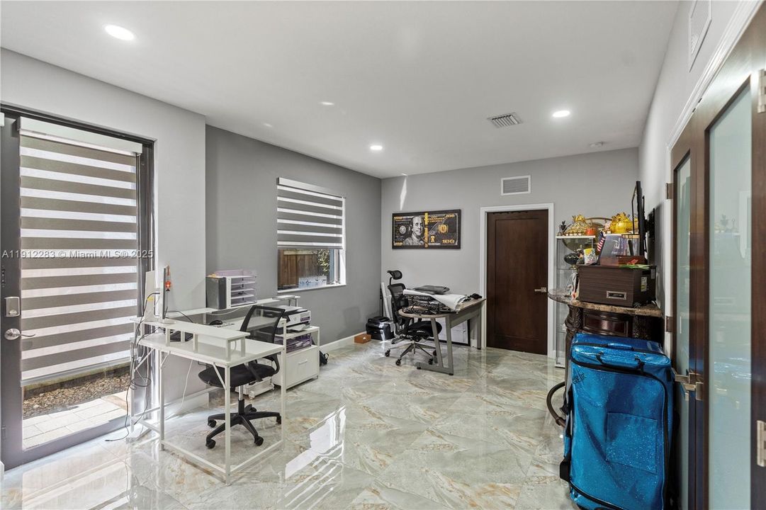 Под контрактом: $700,000 (5 спален, 3 ванн, 3320 Квадратных фут)