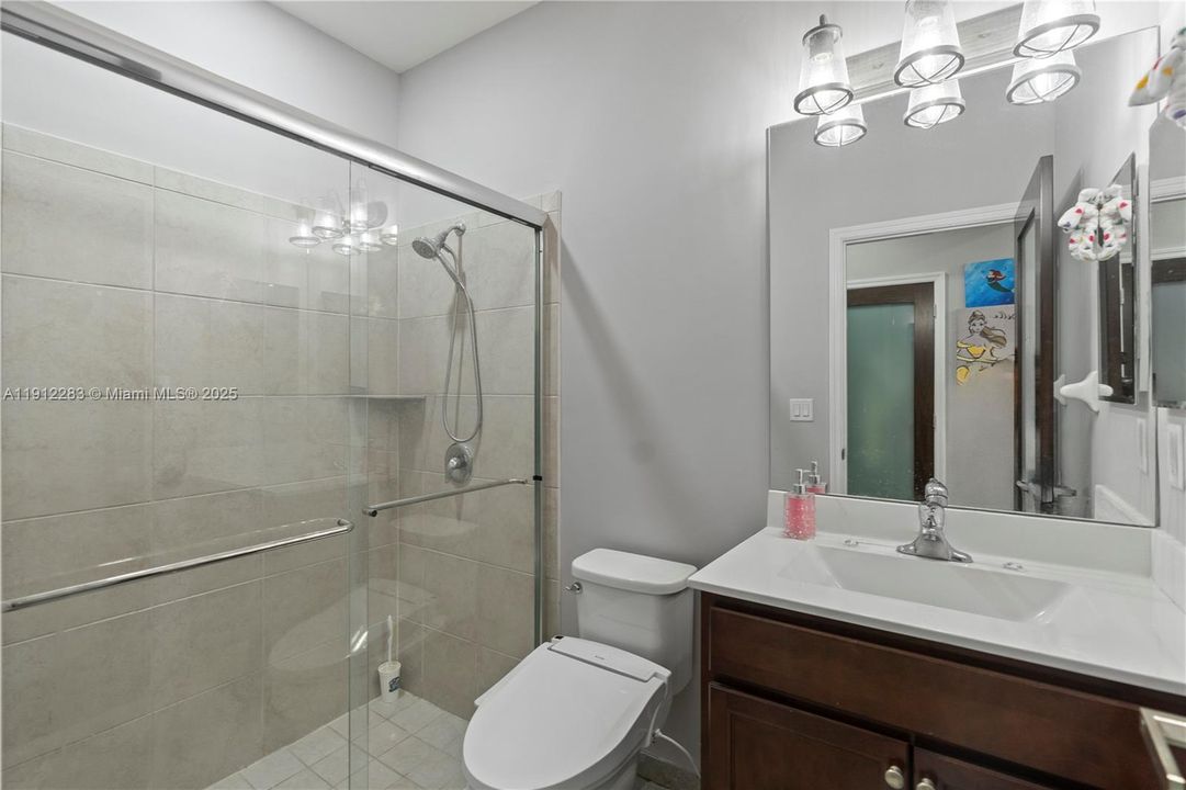 Под контрактом: $700,000 (5 спален, 3 ванн, 3320 Квадратных фут)