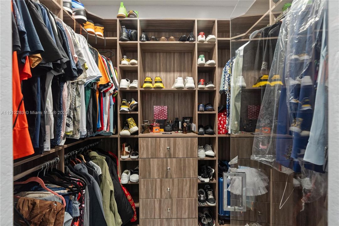 Под контрактом: $700,000 (5 спален, 3 ванн, 3320 Квадратных фут)