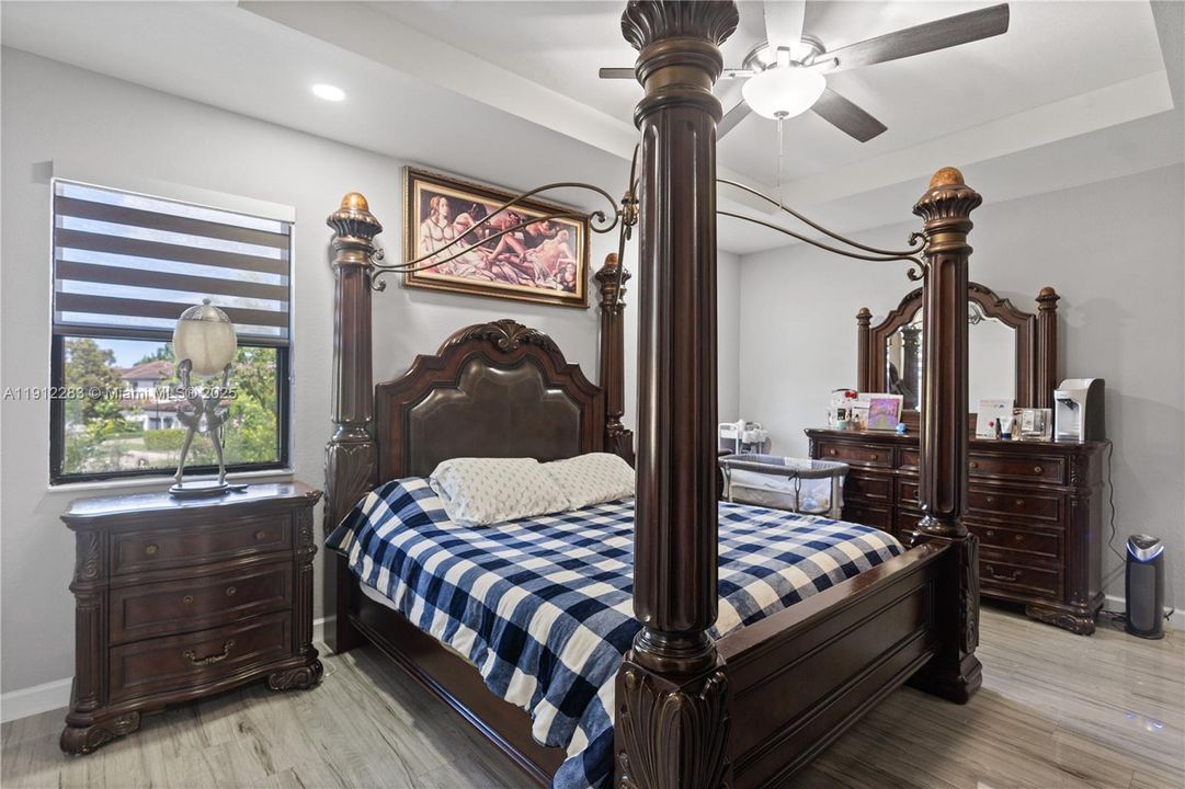 Под контрактом: $700,000 (5 спален, 3 ванн, 3320 Квадратных фут)