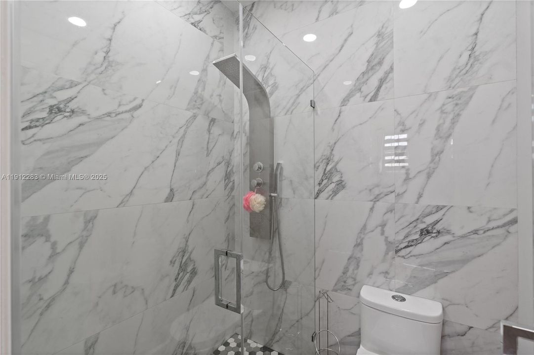 Под контрактом: $700,000 (5 спален, 3 ванн, 3320 Квадратных фут)