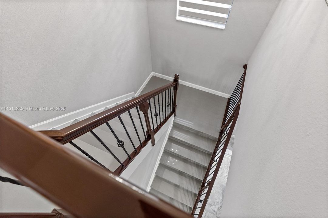 Под контрактом: $700,000 (5 спален, 3 ванн, 3320 Квадратных фут)