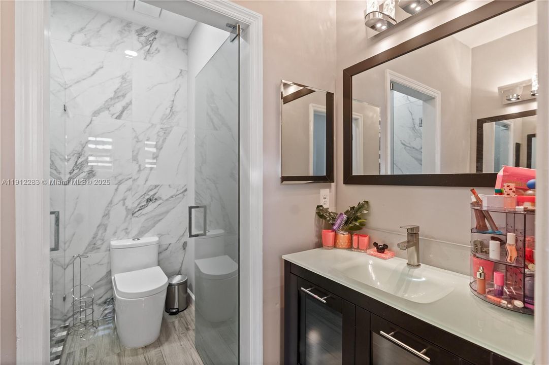 Под контрактом: $700,000 (5 спален, 3 ванн, 3320 Квадратных фут)