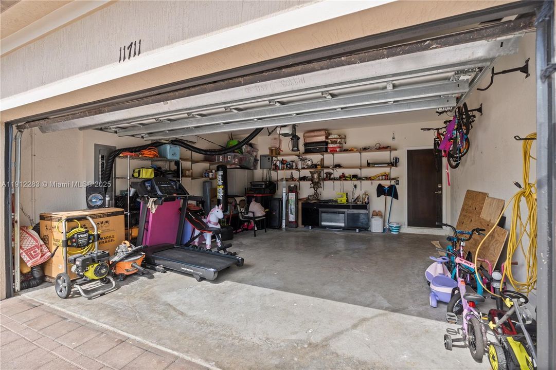 Под контрактом: $700,000 (5 спален, 3 ванн, 3320 Квадратных фут)