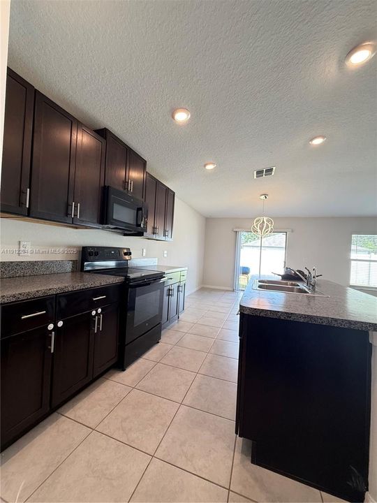 For Rent: $2,200 (4 beds, 2 baths, 1918 Square Feet)